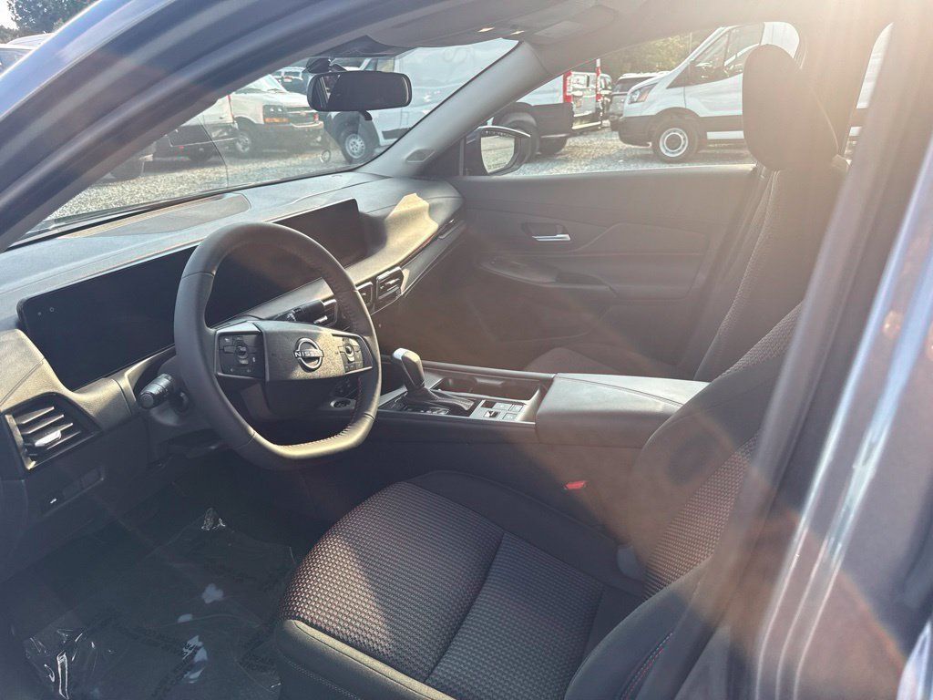 Used 2026 Nissan Sentra SR FWD image 3