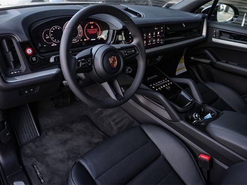 Used 2025 Porsche Cayenne image 4