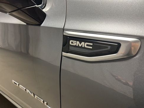 Used 2021 GMC Yukon Denali w/ Denali Premium Package image 9