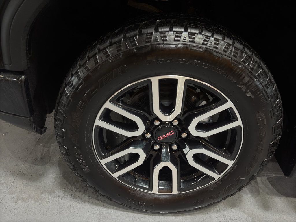 Used 2025 GMC Sierra 1500 AT4 w/ AT4 Premium Package AWD/4WD image 9