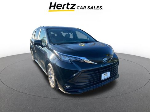 Used 2025 Toyota Sienna XLE image 1