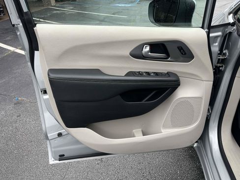 Used 2023 Chrysler Pacifica Touring-L FWD image 17