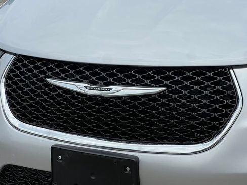 Used 2023 Chrysler Pacifica Touring-L FWD image 40