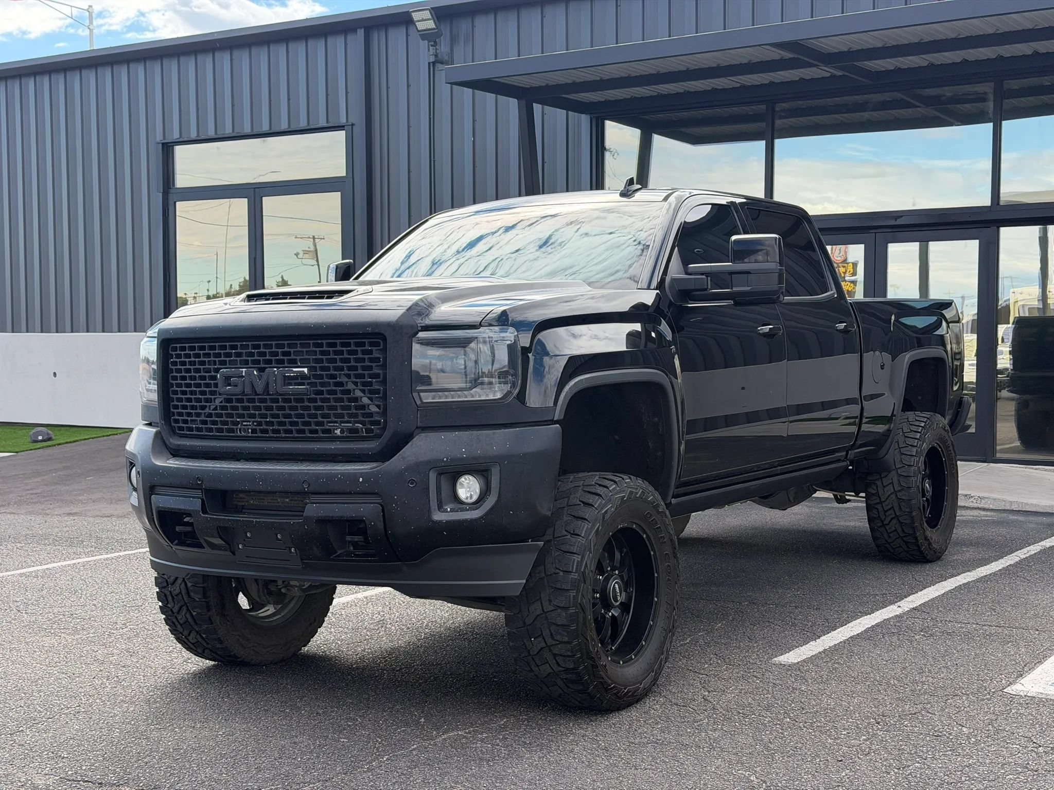 Used 2017 GMC Sierra 2500 Denali w/ Duramax Plus Package AWD/4WD image 1