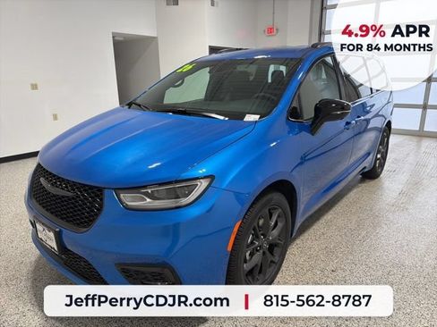 New 2026 Chrysler Pacifica Select w/ S Appearance Package FWD image 6