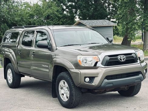 Used 2014 Toyota Tacoma 4x4 Double Cab w/ SR5 Package image 14