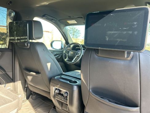 Used 2023 Chevrolet Suburban Premier w/ Advanced Technology Package image 18