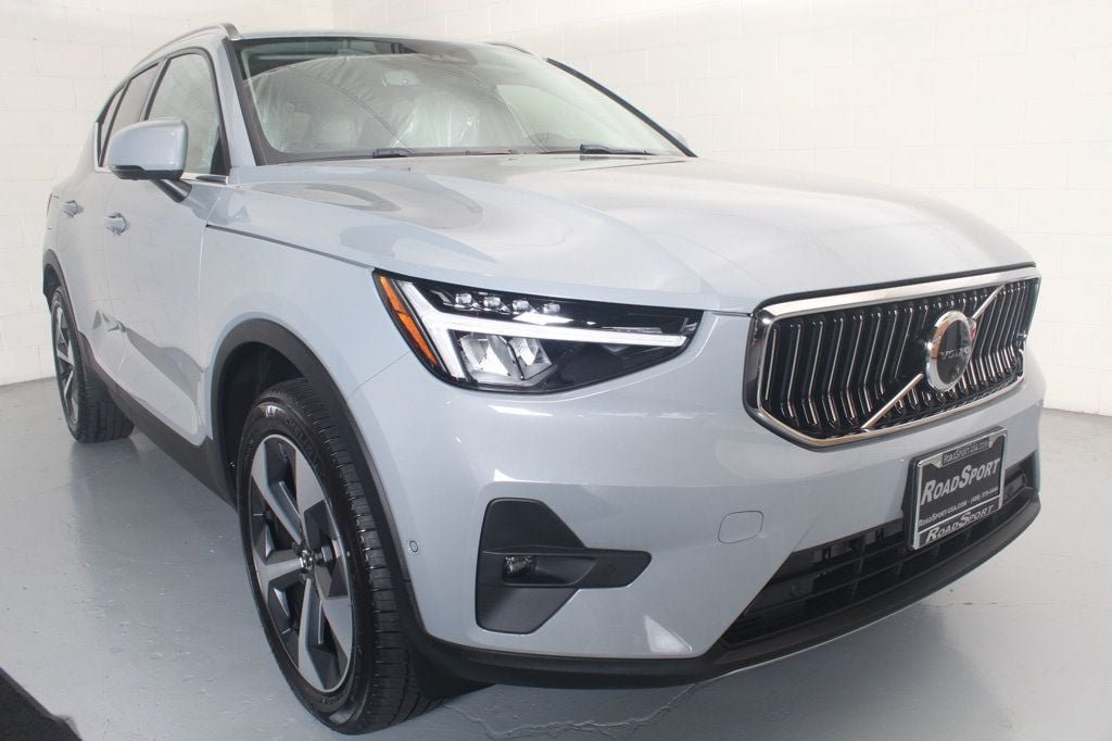 Used 2025 Volvo XC40 B5 Plus AWD/4WD image 15