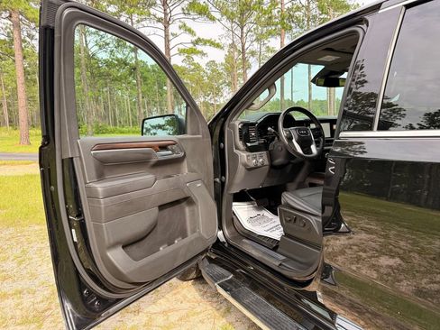 Used 2022 GMC Sierra 1500 SLT w/ SLT Premium Plus Package AWD/4WD image 11