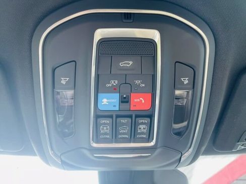 Used 2025 Jeep Grand Cherokee Limited w/ Luxury Tech Group II AWD/4WD image 31