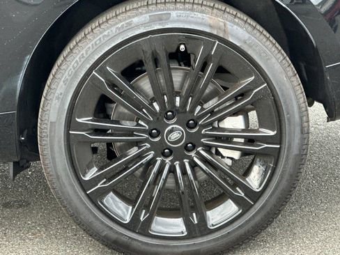 New 2025 Land Rover Range Rover Long Wheelbase SE image 13