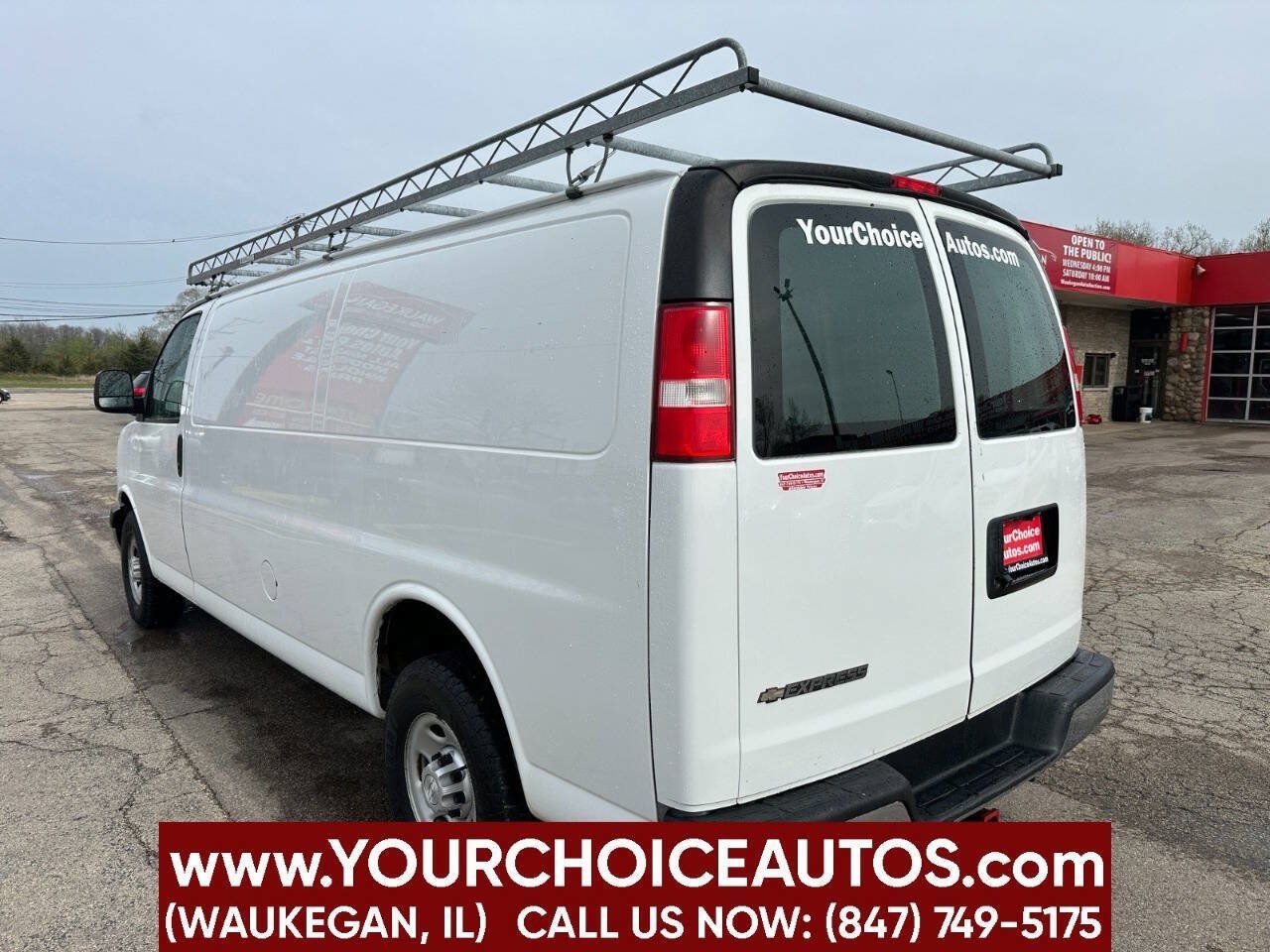 Used 2017 Chevrolet Express 2500 Extended RWD image 3