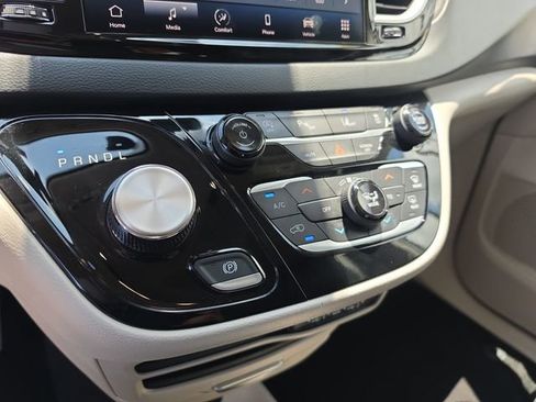 Used 2023 Chrysler Pacifica Touring-L FWD image 27