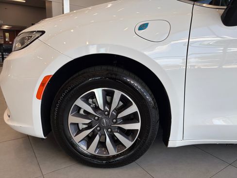 Used 2024 Chrysler Pacifica Limited FWD image 9