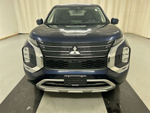 Used 2023 Mitsubishi Outlander SE image 3