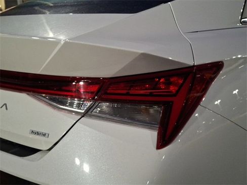 Used 2024 Hyundai Elantra Limited image 13