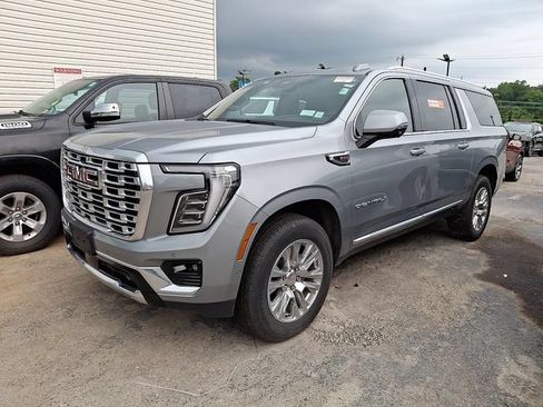 Used 2025 GMC Yukon XL Denali AWD/4WD image 3