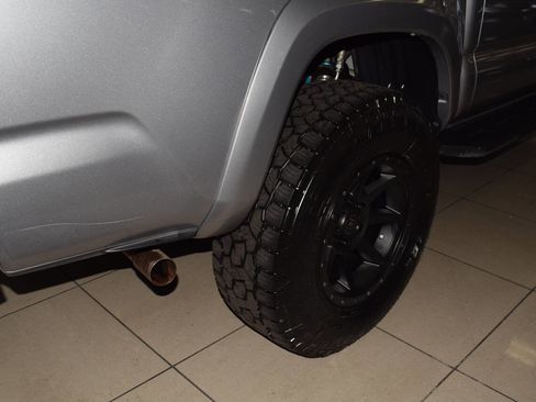 Used 2017 Toyota Tacoma TRD Off-Road image 12