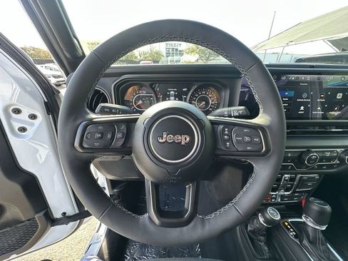 Used 2025 Jeep Gladiator Rubicon w/ Safety Group AWD/4WD image 11