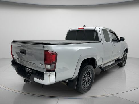 Used 2018 Toyota Tacoma SR5 AWD/4WD image 5