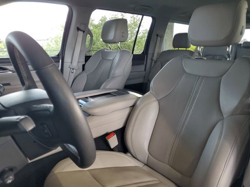 Certified 2024 Jeep Wagoneer L Series III w/ Flexible Seating Group AWD/4WD image 18