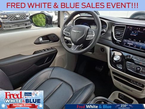 Used 2024 Chrysler Pacifica Touring-L FWD image 14
