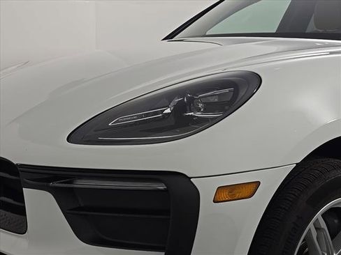 Certified 2025 Porsche Macan image 12