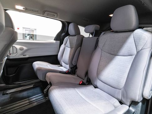Certified 2025 Toyota Sienna LE FWD image 31