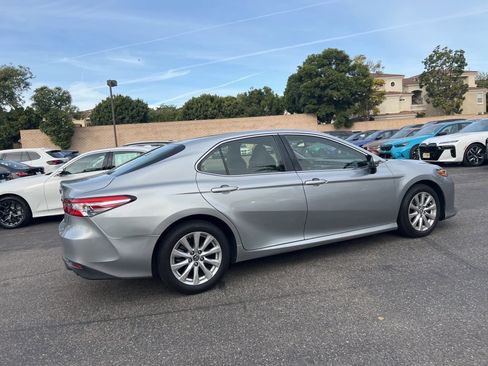 Used 2018 Toyota Camry LE image 4