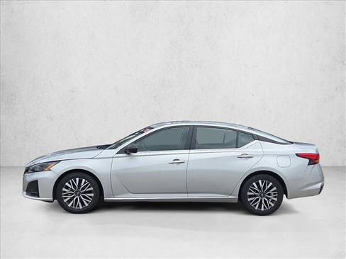 Used 2025 Nissan Altima 2.5 SV FWD image 8