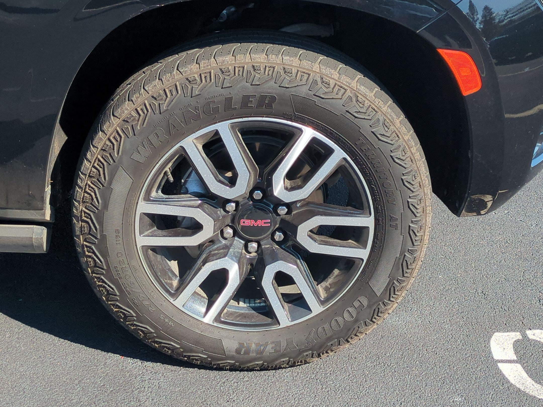 Used 2024 GMC Yukon AT4 AWD/4WD image 12