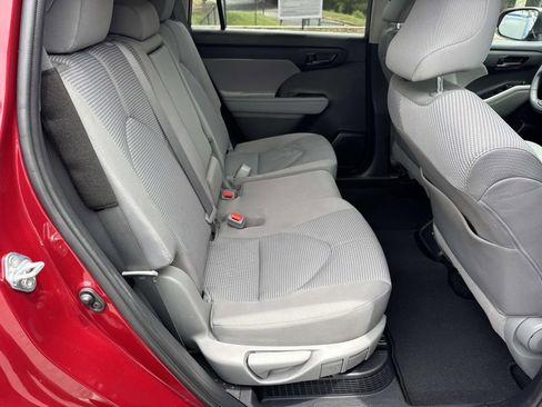 Used 2022 Toyota Highlander LE FWD image 15