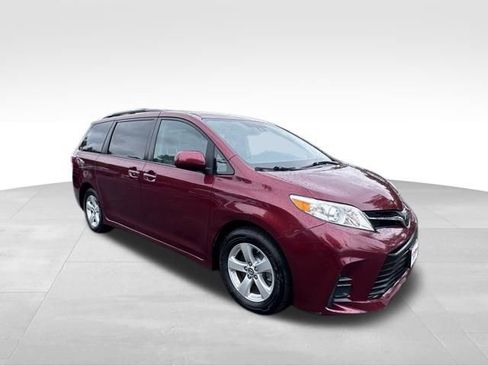 Used 2019 Toyota Sienna LE w/ LE Preferred Package FWD image 9