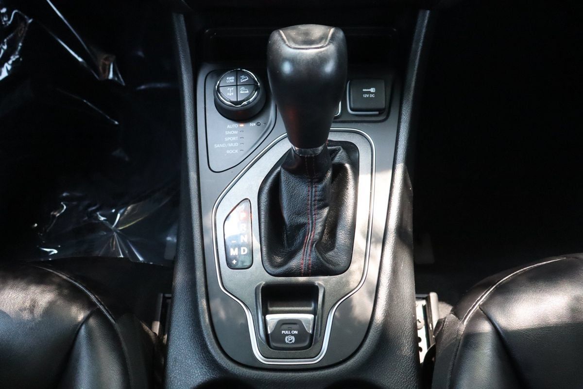 Used 2020 Jeep Cherokee Trailhawk w/ Comfort/Convenience Group AWD/4WD image 37