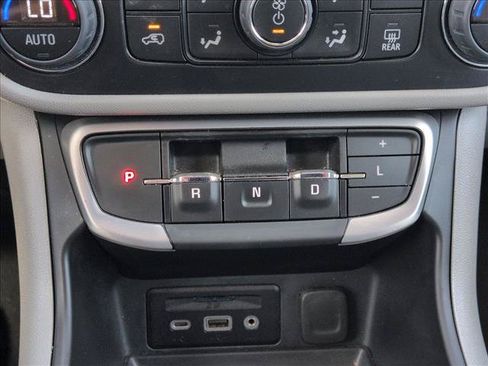 Used 2024 GMC Terrain SLT FWD image 11