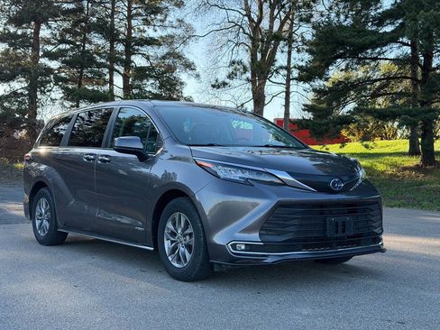 Used 2021 Toyota Sienna XLE FWD image 1