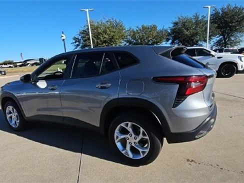 Used 2024 Chevrolet Trax LS w/ LS Convenience Package image 6