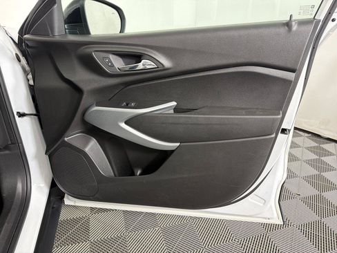 Used 2024 Chevrolet Trax RS w/ Sunroof Package FWD image 12