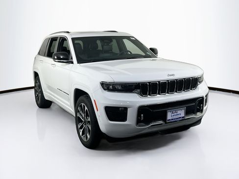 Used 2023 Jeep Grand Cherokee Overland w/ Luxury Tech Group IV AWD/4WD image 3