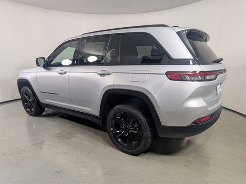 New 2025 Jeep Grand Cherokee Altitude image 5