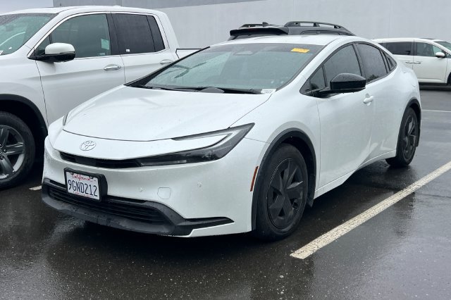 Used 2023 Toyota Prius LE FWD image 2