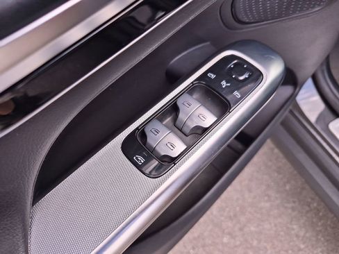 Used 2024 Mercedes-Benz GLC 300 4MATIC image 17