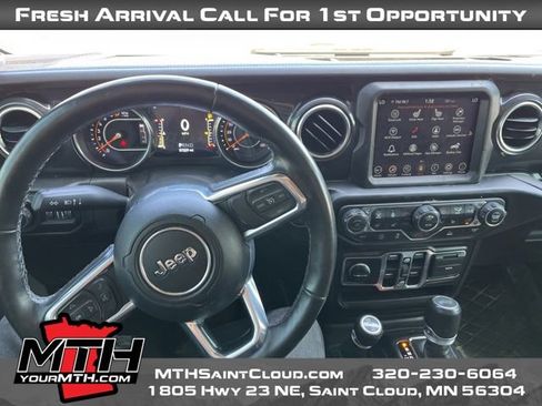 Used 2022 Jeep Wrangler Unlimited Sahara AWD/4WD image 3