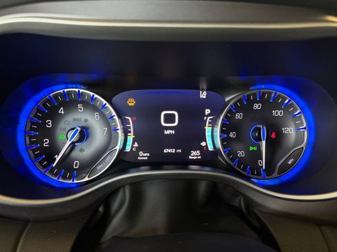 Used 2024 Chrysler Pacifica Touring-L FWD image 18