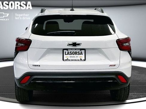 Certified 2025 Chevrolet Trax RS w/ Sunroof Package FWD image 4