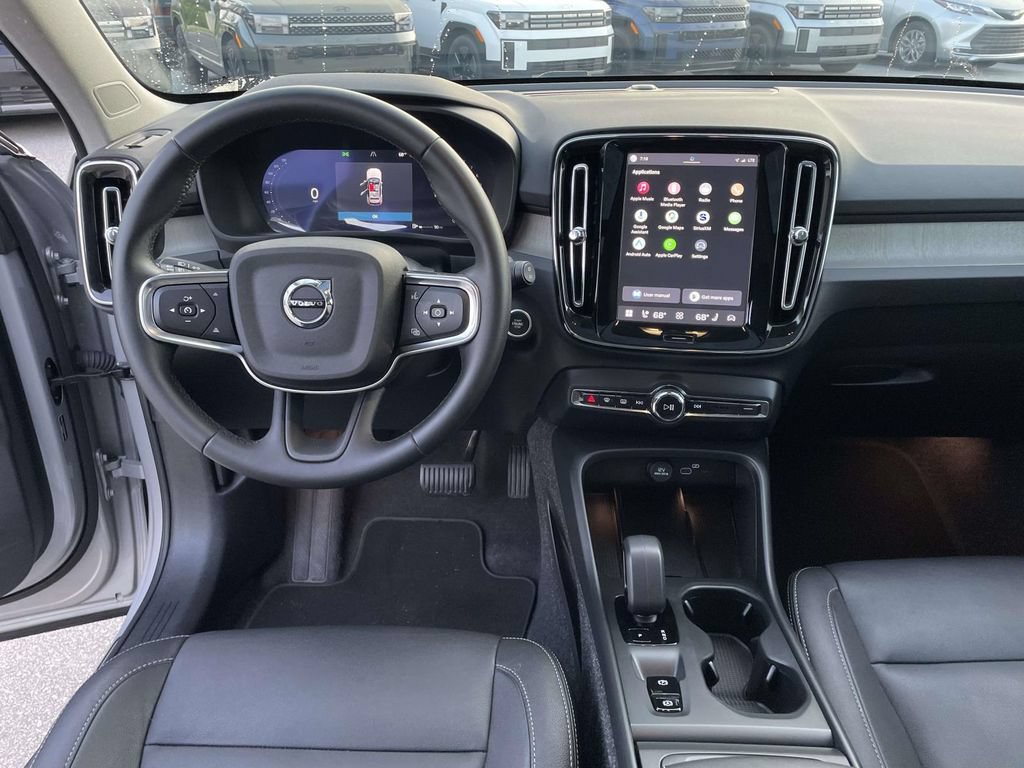 Used 2025 Volvo XC40 B5 Core AWD/4WD image 4