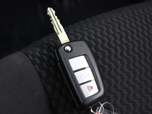 Used 2020 Nissan Rogue Sport S image 28