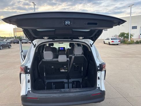 Used 2025 Toyota Sienna LE FWD image 27