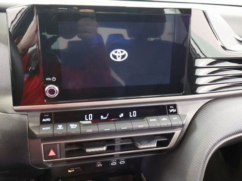 Used 2025 Toyota Camry SE image 22