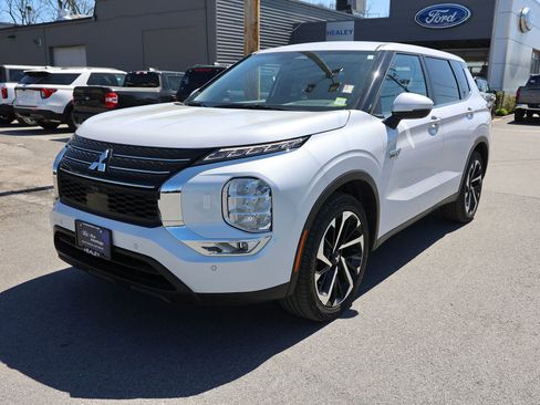 Used 2024 Mitsubishi Outlander 4WD Plug-In Hybrid image 3